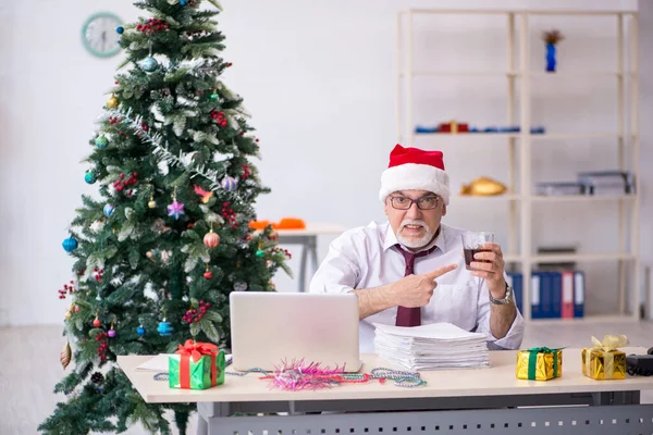 職場でクリスマスを祝う高齢男性従業員 — ストック写真