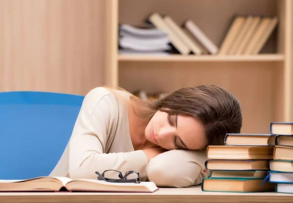 Jovem estudante se preparando para exames universitários — Fotografia de Stock