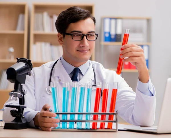 Uomo medico che lavora in laboratorio — Foto Stock