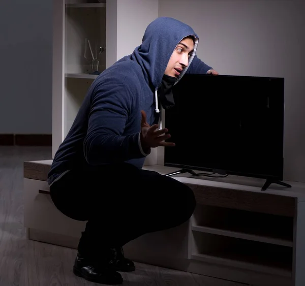 Ladrón ladrón robando tv de casa de apartamento — Foto de Stock