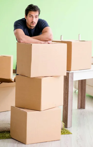 Hombre casa móvil con cajas —  Fotos de Stock