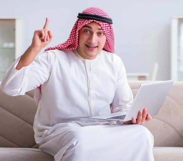 Arabischer Geschäftsmann arbeitet sitzend auf Couch — Stockfoto