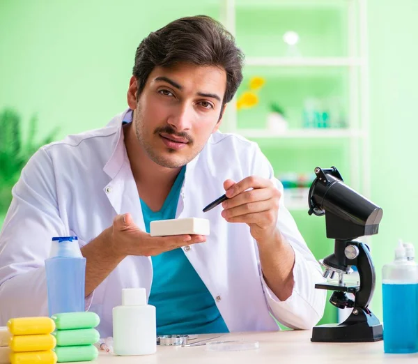 Jabón de prueba de químicos en el laboratorio —  Fotos de Stock