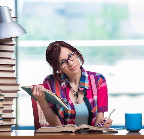 Ung kvinnelig student som forbereder seg til eksamen – stockfoto