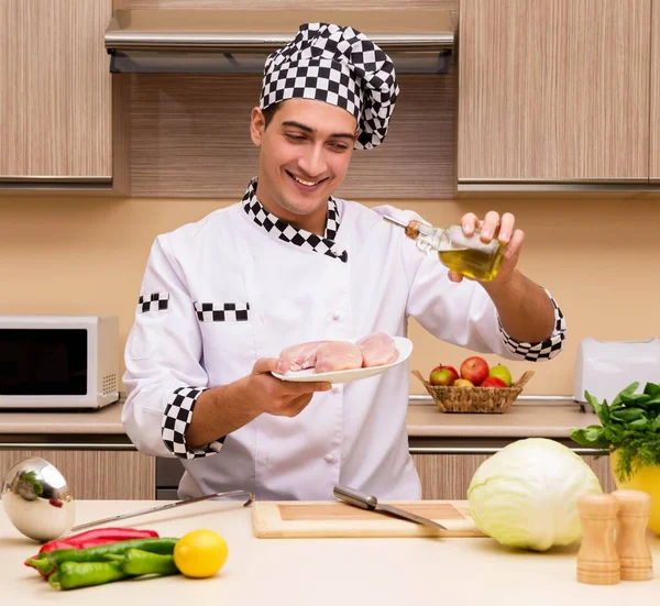 Mladý kuchař pracující v kuchyni — Stock fotografie