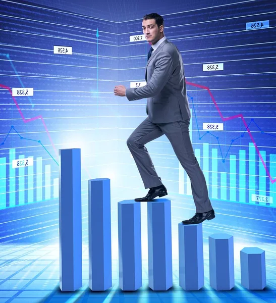 Affärsman klättring bar diagram i affärsidé — Stockfoto