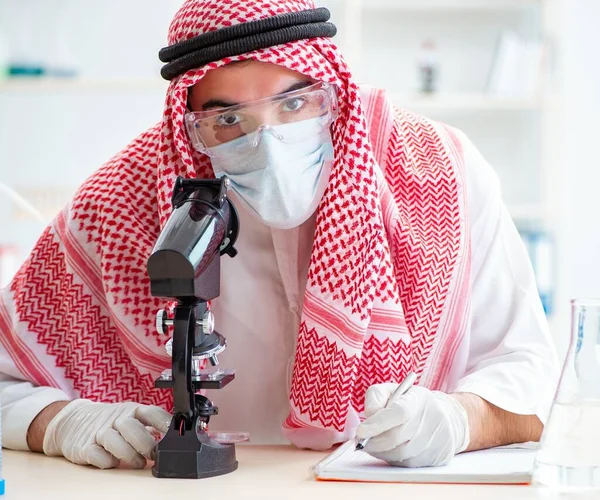 Арабський хімік, який працює в лабораторії. — стокове фото