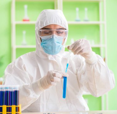 Laboratuvarda yeni bir deney üzerinde çalışan kimyager.