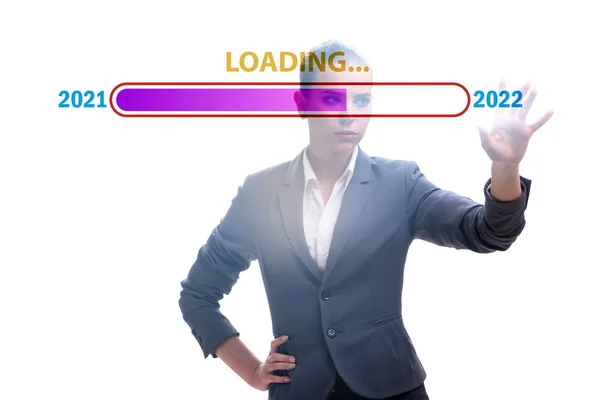 Деловая женщина нажимает виртуальную кнопку с 2022 годом — стоковое фото