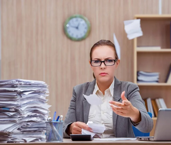 Az iroda stressz alatt elfoglalt, stresszes nő titkár — Stock Fotó