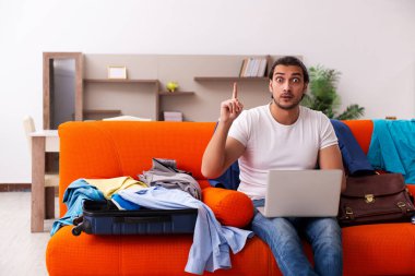 Genç öğrenci eve gitmek için hazırlanıyor.