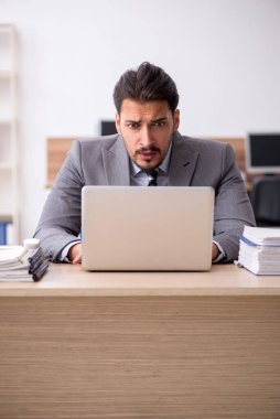 Ofiste çalışan genç bir erkek.