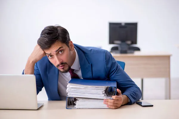 Junge männliche Angestellte im Büro — Stockfoto