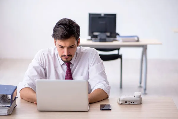 Junge männliche Angestellte im Büro — Stockfoto