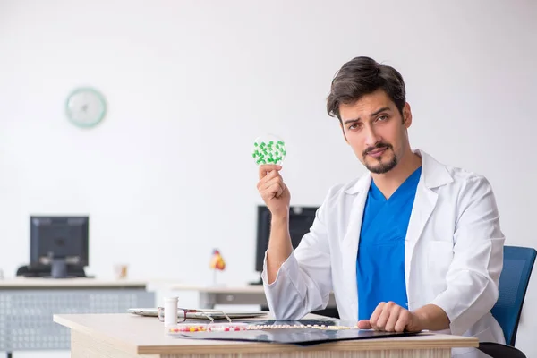 Giovane medico di sesso maschile che lavora in clinica — Foto Stock