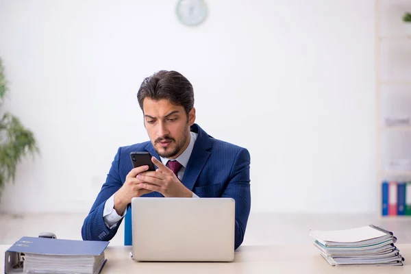 Jovem trabalhador masculino sentado no local de trabalho — Fotografia de Stock