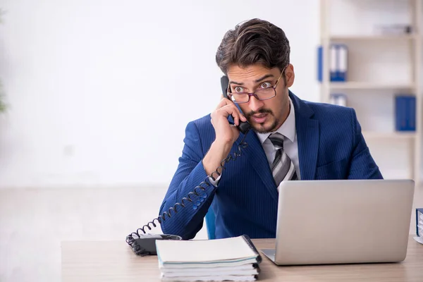 Jeune employé masculin travaillant au bureau — Photo