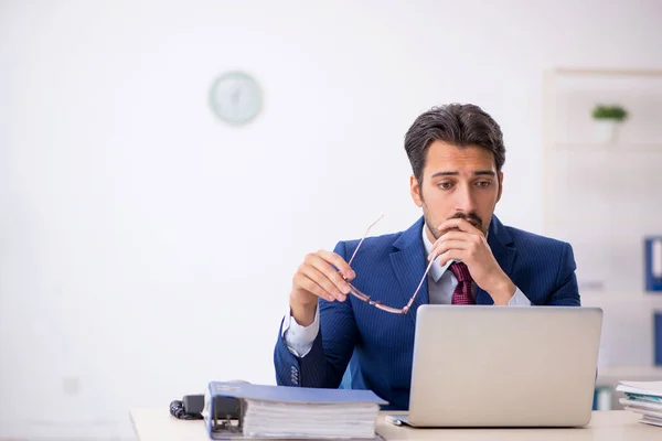 Ung manlig anställd på arbetsplatsen — Stockfoto