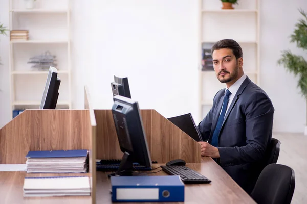 Jovem empregado do sexo masculino que trabalha no escritório — Fotografia de Stock