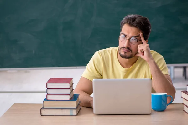 Mladý student se připravuje na zkoušky ve třídě — Stock fotografie