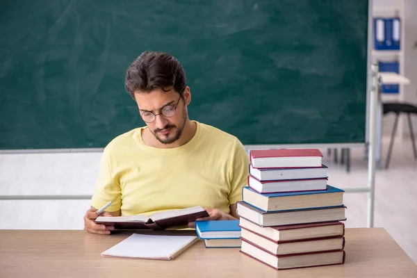 Giovane studente maschio che si prepara per gli esami in classe — Foto Stock