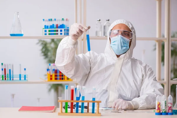 세계적 유행병이 일어나는 동안 실험실에서 일하는 젊은 남성 화학자 — 스톡 사진