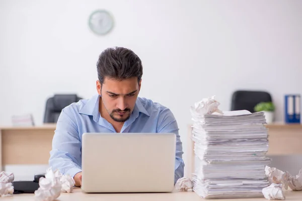 Ung manlig anställd som avvisar nya idéer på kontoret — Stockfoto