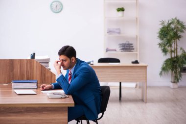 Ofiste çalışan genç işadamı.