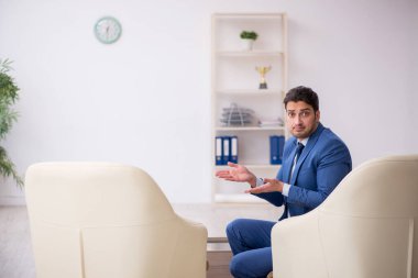 Genç erkek çalışan iş görüşmesini bekliyor.