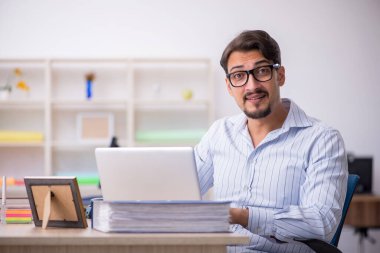 Ofiste çalışan genç bir erkek.