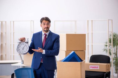 Taşınma konseptinde çalışan genç bir erkek.