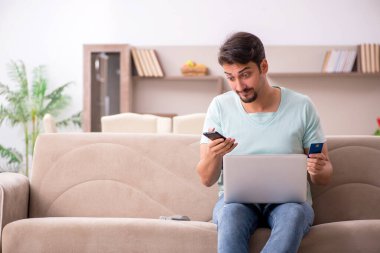 E-ticaret konseptinde serbest çalışan genç bir erkek.