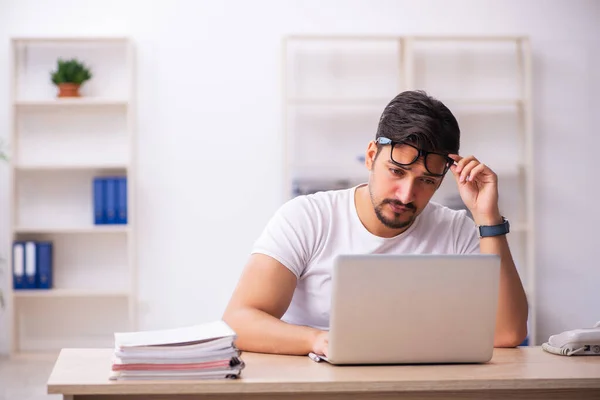 Ung manlig student anställd på arbetsplatsen — Stockfoto