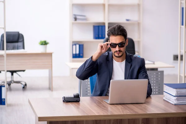 Junge hübsche Angestellte, die im Büro arbeitet — Stockfoto