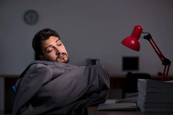 Junge männliche Mitarbeiter arbeiten spät im Büro — Stockfoto