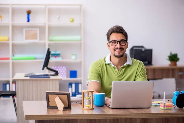 Jeune designer masculin travaillant dans le bureau — Photo