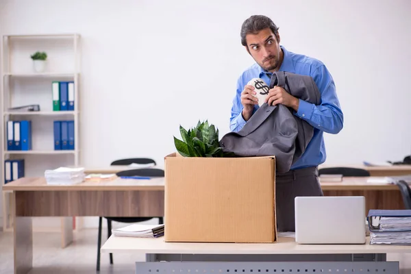 Jeune employé masculin viré de son travail — Photo