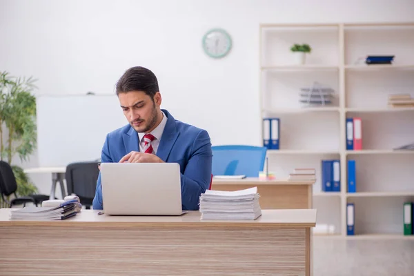 Jeune employé attrayant travaillant dans le bureau — Photo