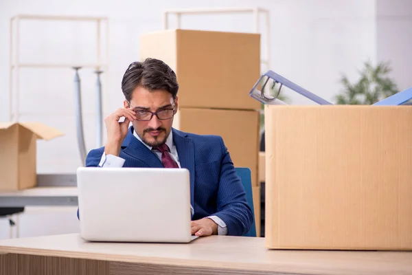 Jeune employé masculin dans le concept de réinstallation — Photo