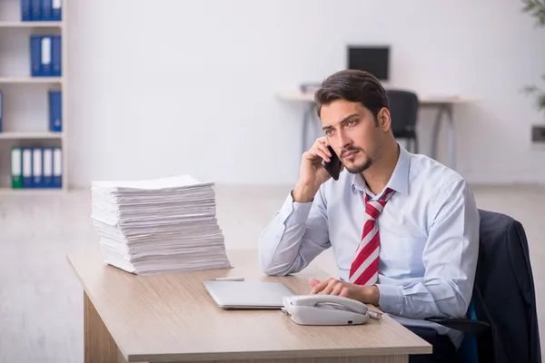 Ung manlig anställd på arbetsplatsen — Stockfoto