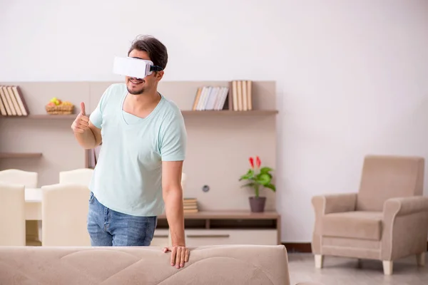 Jeune homme étudiant portant des lunettes virtuelles à la maison — Photo