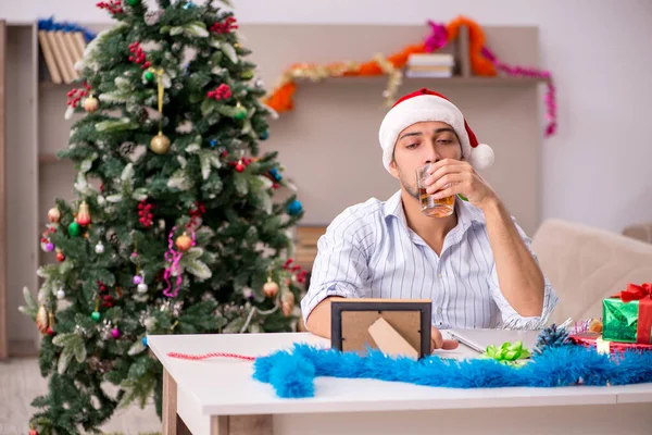 Νεαρός γιορτάζει τα Χριστούγεννα μόνος στο σπίτι — Φωτογραφία Αρχείου