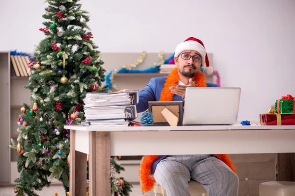 Jovem empresário trabalhando em casa na véspera de Natal — Fotografia de Stock