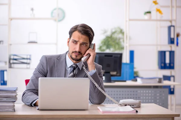 Jeune homme d'affaires employé travaillant dans le bureau — Photo