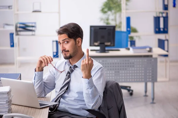 Empleado joven empresario que trabaja en la oficina —  Fotos de Stock