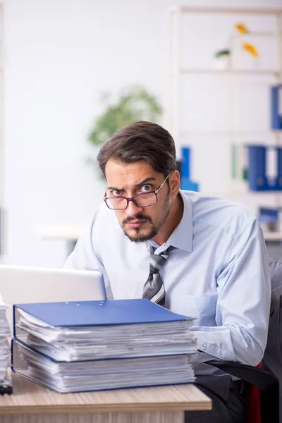 Empleado joven empresario que trabaja en la oficina — Foto de Stock