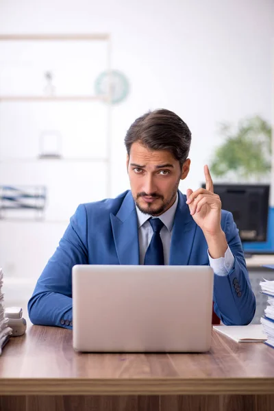 Jovem empresário empregado que trabalha no escritório — Fotografia de Stock