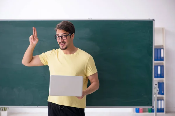 Jovem estudante do sexo masculino no conceito de tele-educação — Fotografia de Stock