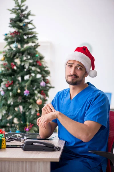 Joven médico masculino celebrando la Navidad en el hospital —  Fotos de Stock