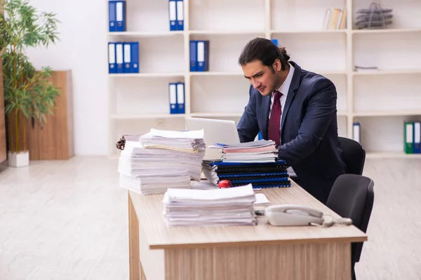 Junge männliche Mitarbeiter unzufrieden mit exzessiver Arbeit — Stockfoto